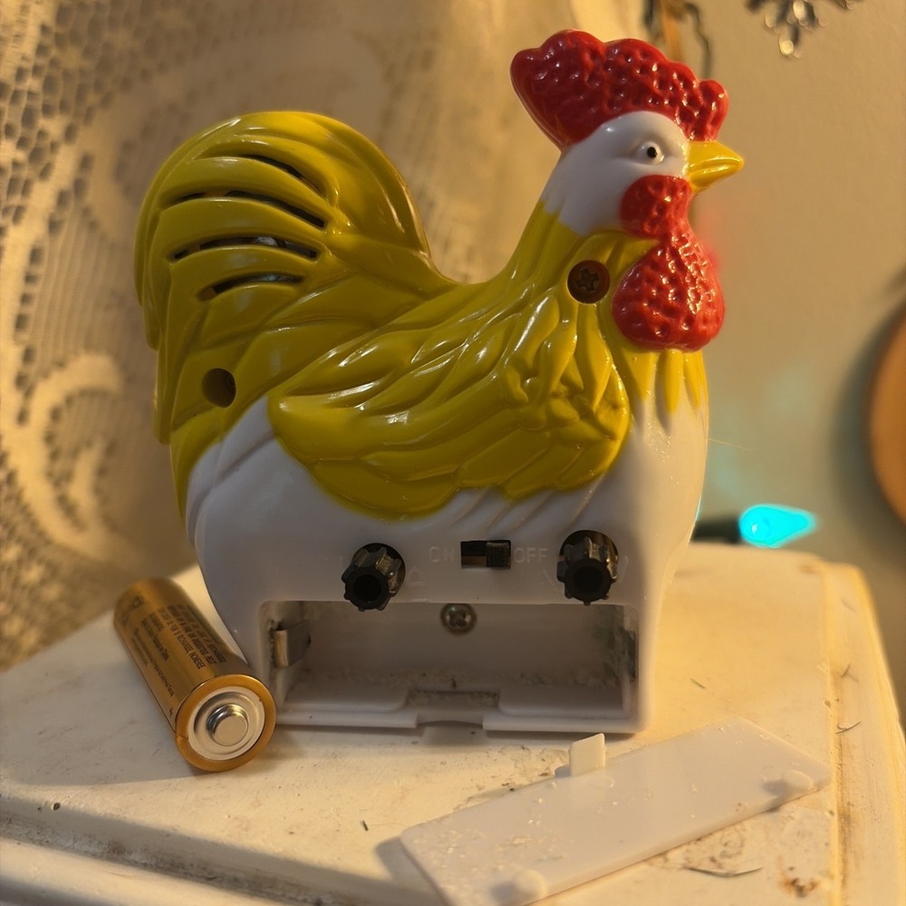 BOGO VINTAGE ROOSTER ALARM CLOCK AND SOLAR BOBBLE HEAD CHICK DOUBLE CLUCK - Picture 7 of 12